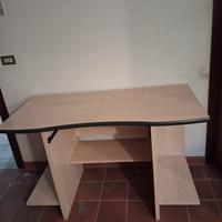 scrivania con scomparti