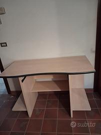 scrivania con scomparti