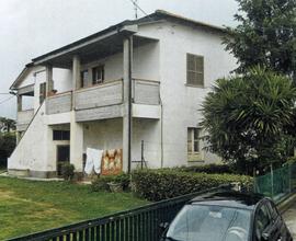 Casa Singola con annessi e corte esterna