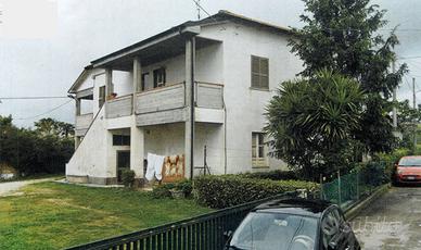 Casa Singola con annessi e corte esterna