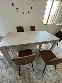 Tavolo allungabile con sedie