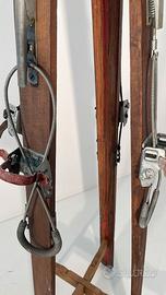 Appendiabiti realizzato con scii