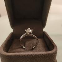 Anello con diamante 