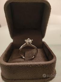 Anello con diamante 
