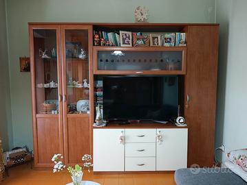 Parete attrezzata in legno con vetrine