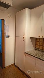 Cucina completa ad angolo bianca, elettrodomestici