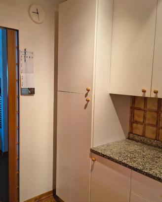 Cucina completa ad angolo bianca, elettrodomestici