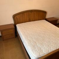 Letto con doghe e comodini (no materasso)