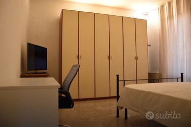 Ampia stanza con letto matrimoniale