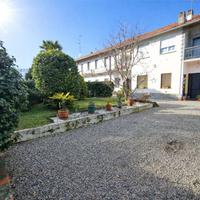 Appartamento con giardino privato e due box auto