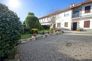 Appartamento con giardino privato e due box auto