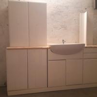 mobile per bagno con lavabo e specchiera