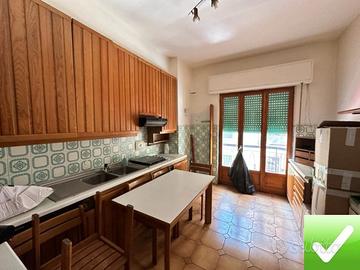 Ampio Appartamento Con Garage e Posto Auto Via Pio