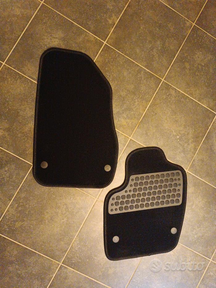 Tappetino lato guida per 500L dal 2012 al 2017 con bordino nero in moquette composto da tappeto singolo antiscivolo specifico su misura (NO ANNI SUCCESSIVI) 131647