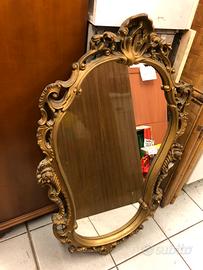 Specchio vintage con cornice in legno lavorata