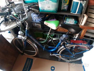 Due vecchie bici pieghevoli.