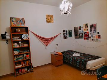 Stanza singola per ragazza, libera da aprile