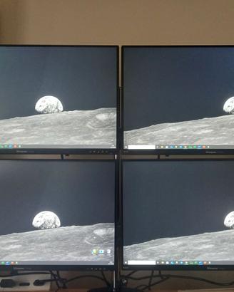 pc fisso con 4 monitor