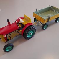 Trattore in latta con rimorchio a carica