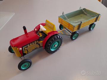 Trattore in latta con rimorchio a carica
