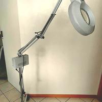 Lampada con lente di ingrandimento medicale.