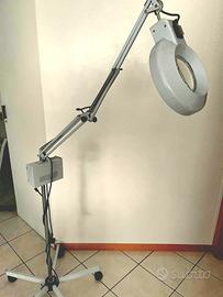 Lampada con lente di ingrandimento medicale.