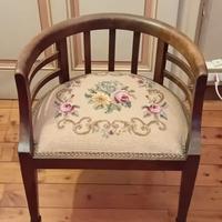 poltroncina in legno con cuscino ricamato