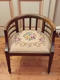 poltroncina in legno con cuscino ricamato