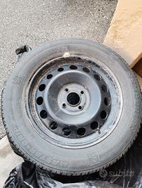 4 cerchi in ferro Ford + gomme neve 205 60 16