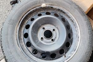 4 cerchi in ferro Ford + gomme neve 205 60 16