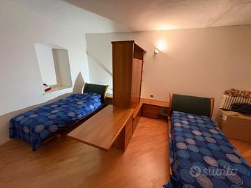 Camera 2 letti singoli + scrivanie + armadio libri
