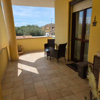 Luminoso trivano con ampia veranda coperta