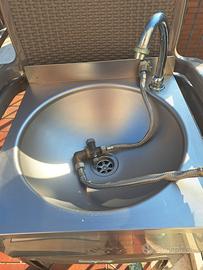 Lavello, cappa, ombrellone, macchina ghiaccio