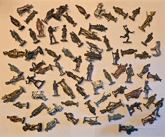 lotto di 74 soldatini in metallo