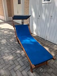 Lettino prendisole blu in legno 