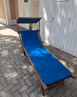 Lettino prendisole blu in legno 