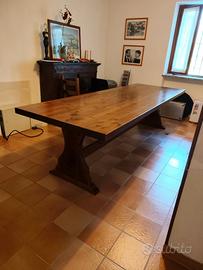 Tavolo in legno massello