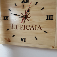 Orologio fatto con cassette di vino
