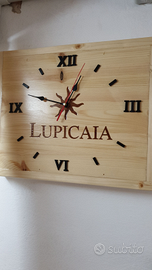 Orologio fatto con cassette di vino