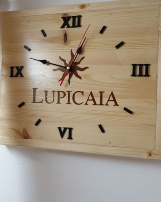 Orologio fatto con cassette di vino