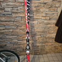 paio di scii da discesa