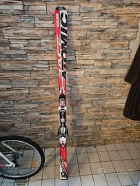 paio di scii da discesa