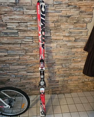 paio di scii da discesa