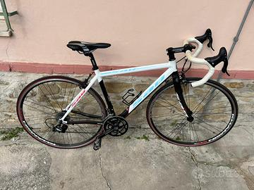 Bici da corsa mista carbonio-alluminio