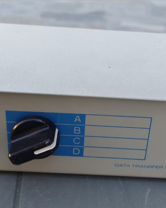 Data transfer switch box Wiretek 4 ingressi,nuovo