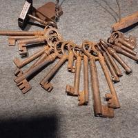 vecchie chiavi , serrature , chiavacci forgiati 