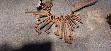 vecchie chiavi , serrature , chiavacci forgiati 