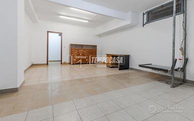 Magazzino funzionale con carico/scarico - 40 mq