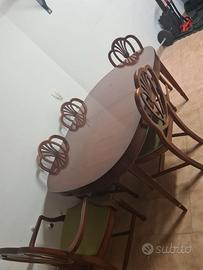 Un tavolo con 6 sedie vintage in legno