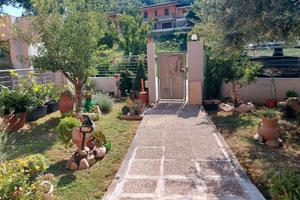 Villetta ampio giardino garage tavernetta. RECENTE